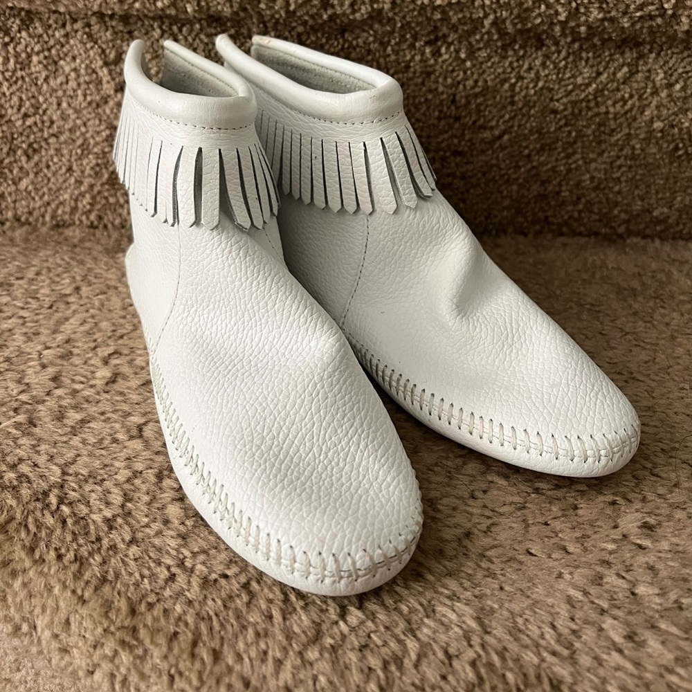 VTG MINNETONKA 7.5 White Leather Soft Sole Fringe Zip-up Squaw Moccasins 184